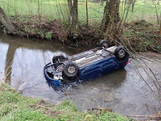 Hasiči mezi Českou Metují a částí Vlásenka lovili auto havarované do potoka, jedna osoba byla zraněna