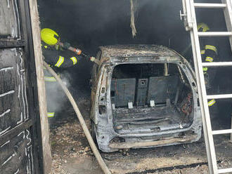 Dva lidé se zranili při požáru garáže a dílny v Oseku nad Bečvou, uvnitř hořel osobní automobil