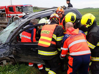 U obce Loučka na Vsetínsku havaroval osobní automobil a zastavil provoz vlaků, hasiči vyprostili řidiče