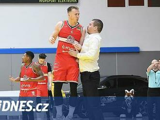 Vedoucí Nymburk i druhé Brno schytaly v basketbalové lize venkovní debakly