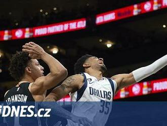 Trápící se Dallas v NBA prohrál i s Atlantou, New York už má jisté play off