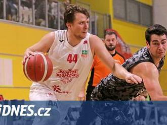 Domácí loučení basketbalistů Olomoucka se sezonou, stovce pití zdarma