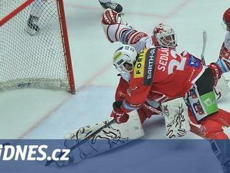 Třinec - Pardubice 0:2. Sedlák rozhodl, Will čaroval. A hosté srovnávají sérii