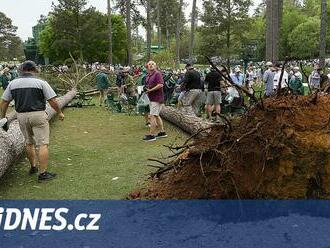 Děsivá scéna na Masters. Vedle diváků se zřítily stromy, druhé kolo odloženo