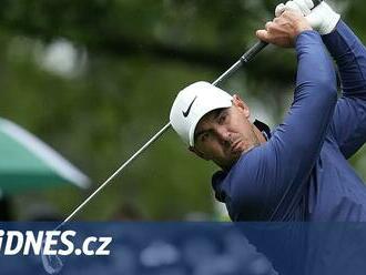 Golfové Masters vede Koepka, cutem prošli Couples či Woods, McIIroy ne