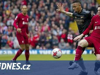 Náskok se tenčí, Arsenal remizoval v Liverpoolu. Leeds dostal pět gólů