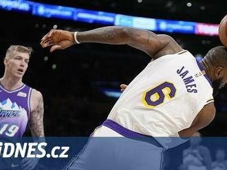 Golden State míří do play off, Lakers do předkola. Krejčí dostal 20 minut