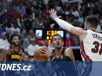 Krejčí míří s Atlantou do play off, Lakers ubojovali postup v prodloužení