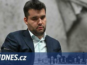 Něpomňaščij remízou ve třetí partii udržel vedení v zápase o šachový titul