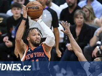 Bídný start obhájce, Sacramento bere v play off první bod. Knicks uspěli venku