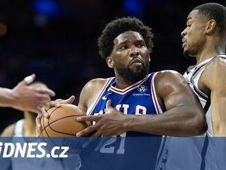 Basketbalisté Sacramenta a Philadelphie slaví v osmifinále NBA druhé výhry