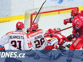 Hradec - Třinec 2:4. Úspěšná výzva a dva góly Voženílka, hosté mají první bod