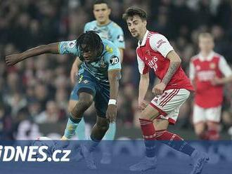 Vedoucí Arsenal v souboji s posledním Southamptonem zachraňoval jen remízu