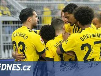 Dortmund rozstřílel fotbalisty Frankfurtu a vede bundesligu. Bayern podlehl Mohuči