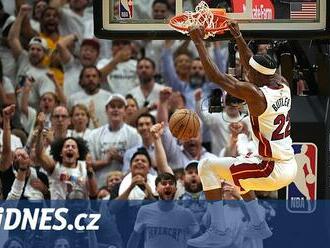 Miami je v NBA krok od senzace, Butler nastřílel 56 bodů, uspěli i Lakers