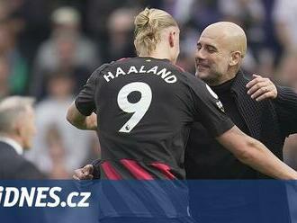 Manchester City je první a Haaland vyrovnal legendy. Liverpool zvládl drama