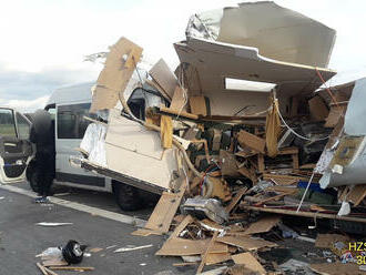 Na 130. kilometr dálnice D5 vyjeli hasiči k nehodě dodávky táhnoucí karavan a nákladního vozidla.…