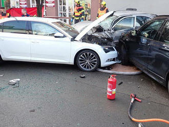 Nehoda šesti aut uzavřela hlavní silnici v Holešově, resuscitace řidiče byla úspěšná