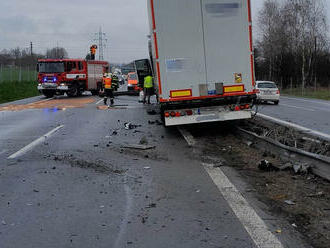 Po najetí kamionu do středových svodidel na 69,5. kilometru dálnice D10 ve směru od Prahy na…