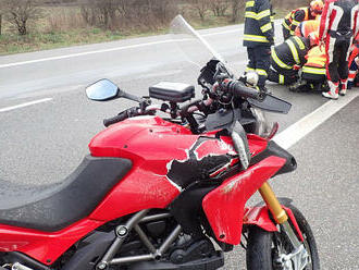 Profesionální hasiči ze stanice Uherský Brod zasahovali u pádu motorky a dvou jezdců na silnici…