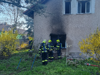 Požár domu v Dolanech likvidovaly tři jednotky hasičů, osobám z balkonu pomohl kolemjdoucí