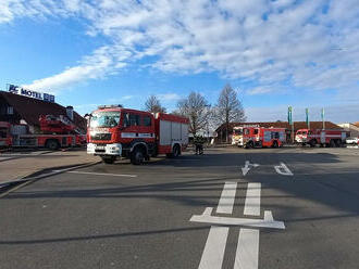 Pět hasičských jednotek vyjelo k nahlášenému požáru střechy na odpočívadle D1 Rohlenka. Požár se…