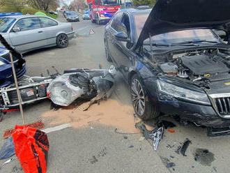 Složky IZS zasahují ve Strašnické ulici v Praze u dopravní nehody motorky a osobního vozidla.…