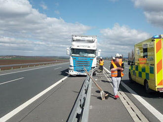 Na 98,5. km dálnice D11 u Předměřic nad Labem zasahují hasiči u nehody kamionu, který narazil do…