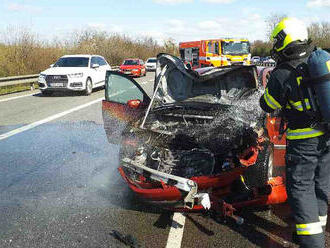 Hasiči zasahují na 192. kilometru D1 ve směru na Prahu u nehody osobního vozu a dodávky s následným…