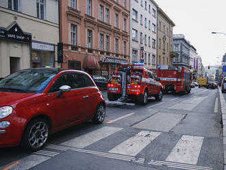 Po nehodě auta s tramvají v Praze 2 hasiči odtáhli vozidlo mimo komunikaci