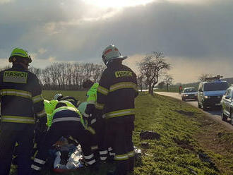 Hasiči u obce Peruc zasahovali u dopravní nehody osobního automobilu. Vůz skončil mimo vozovku.…