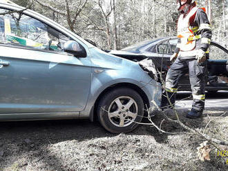 Na silnici 1808 u odbočky na Ledce se střetla dvě osobní vozidla. Jedna zraněná osoba skončila v…