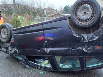 Dvě jednotky hasičů likvidovaly následky nehody, ke které došlo ve Slatiňanech. Auto skončilo na…