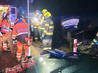 Hasiči zasahují ve Slatiňanech, muž tam na Velký pátek před 21. hodinou skončil zaklíněn pod autem.…