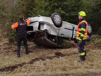 K dopravní nehodě osobního automobilu na silnici do Kosmové přiletěl i vrtulník