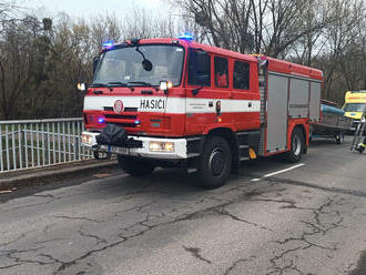 V obci Bělov zachraňovali hasiči z Otrokovic muže a psa z vody, všiml si jich cyklista