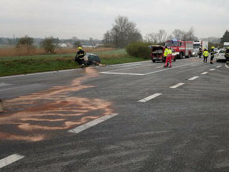 Na silnici 11 mezi Třebechovicemi pod Orebem a Týništěm nad Orlicí na úrovni čerpací stanice…