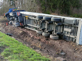 Nákladní auto havarovalo na silnici 6 u Žalmanova. Auto převážející dřevěnou štěpku sjelo mimo…