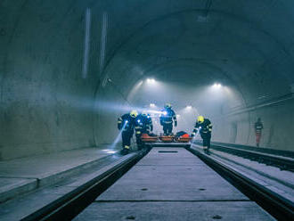 V novém tramvajovém tunelu v Brně hasiči nacvičovali zásah při požáru tramvajové soupravy