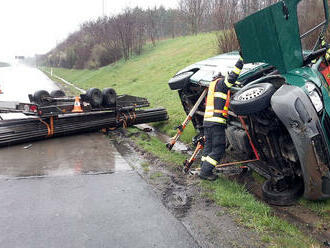 Na dálnici D11 na 76. kilometru u Dobřenic zasahují hasiči ve směru od Hradce Králové do Prahy u…