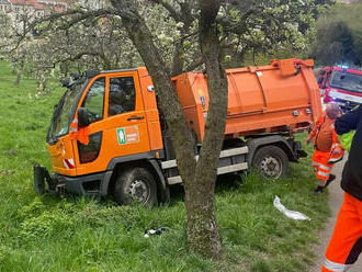 Několik jednotek, včetně malého vyprošťovacího automobilu, zasahovalo v Praze na Petříně u…