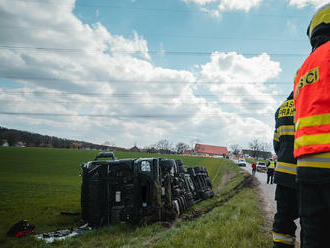 Jednotky pražských hasičů zasahovaly v ulici K Zadní Kopanině u převráceného nákladního vozidla,…