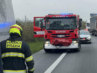 Na Štěrboholské spojce v Praze hasiči zasypali naftu z proražené nádrže kamionu.