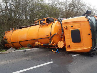 Jednotka ze stanice Podbořany vyjela k dopravní nehodě nákladního auta u Blšan. Auto s vlekem,…