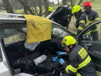 Dvě jednotky hasičů zasahovaly u nehody v Holštějně, vyprošťovaly zaklíněnou osobu