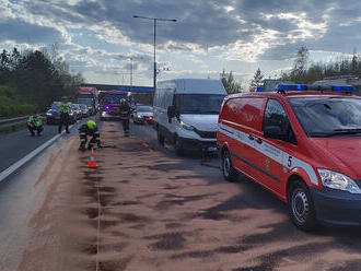 Na Jižní spojce, před sjezdem na Průmyslovou ve směru na Černý Most, hasiči zasypávají větší…