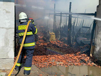 Požár v Bílovci napáchal škodu za 650 tisíc korun, zasahovaly čtyři jednotky