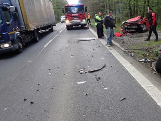 U Lešné na Vsetínsku došlo k nehodě dvou osobních vozidel a cisterny s naftalenem, k jeho úniku nedošlo