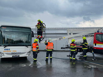 Cvičení ve Vysokém Mýtě bylo zaměřeno na požár autobusu na elektrický pohon, proběhlo v areálu Iveca