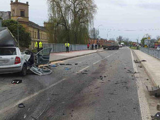 Hasiči vyprošťovali dvě osoby z osobního automobilu po nehodě ve Veselí nad Moravou, střetl se s nákladním